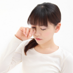 目やにで目が開かない!その原因は太陽の光にあった?