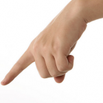 突き指は引っ張ると危険！正しい処置や治し方を知っておく